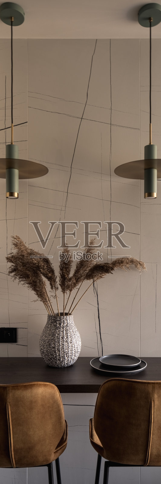 小桌下两盏灯，垂直全景照片摄影图片