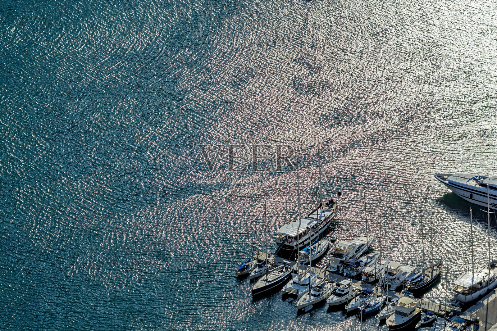 海上的船只停靠在码头上照片摄影图片