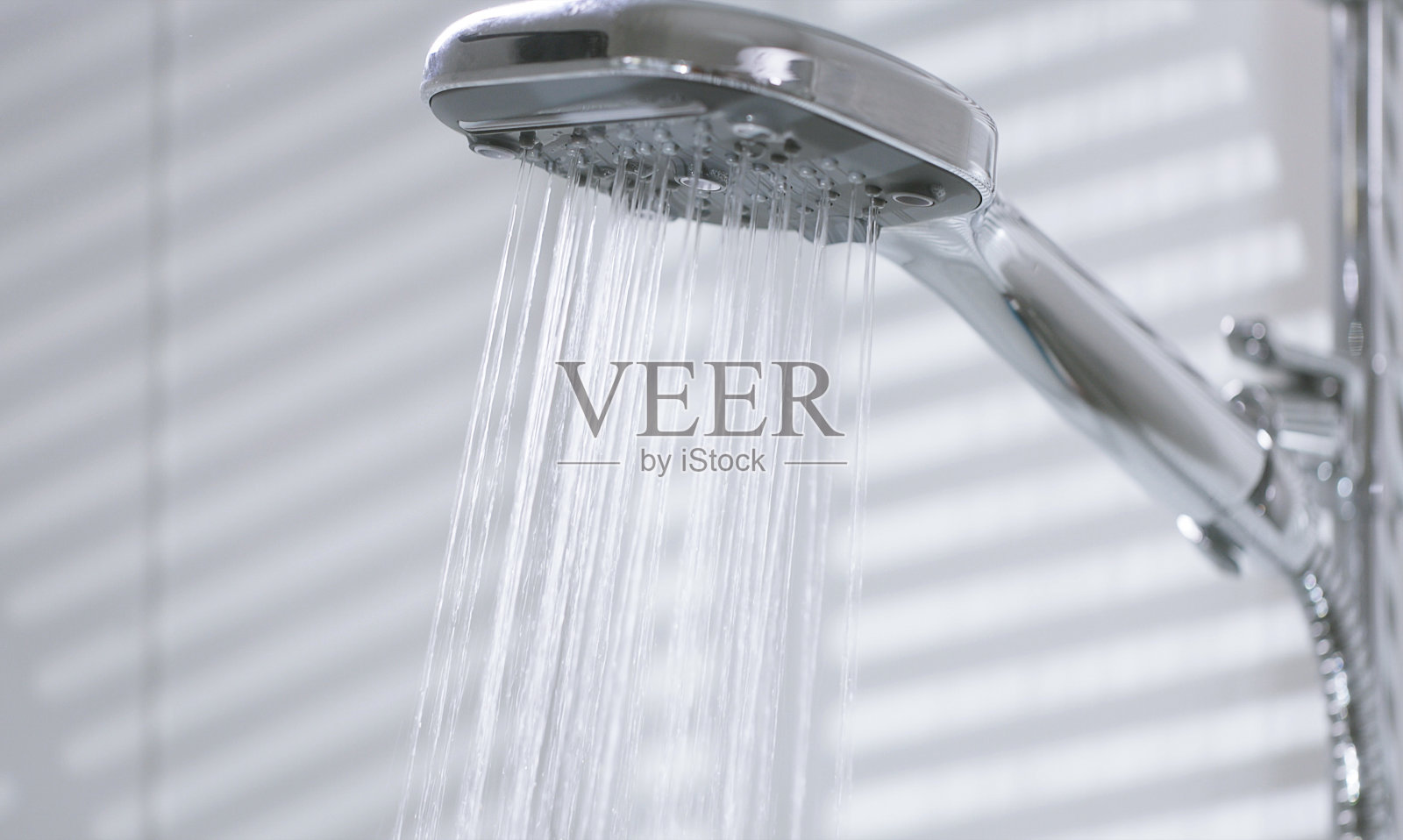 带喷水喷头的淋浴喷头照片摄影图片
