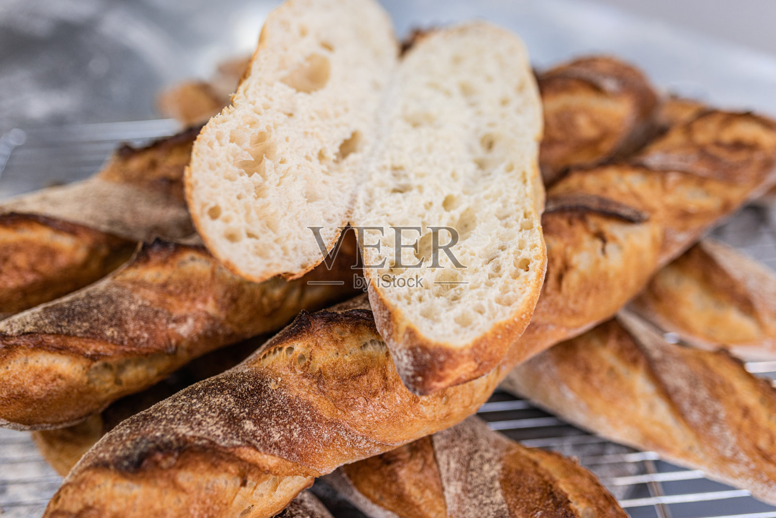 农村的面包。烹饪。生面团，面粉，烤面包和小圆面包。乡村照片摄影图片