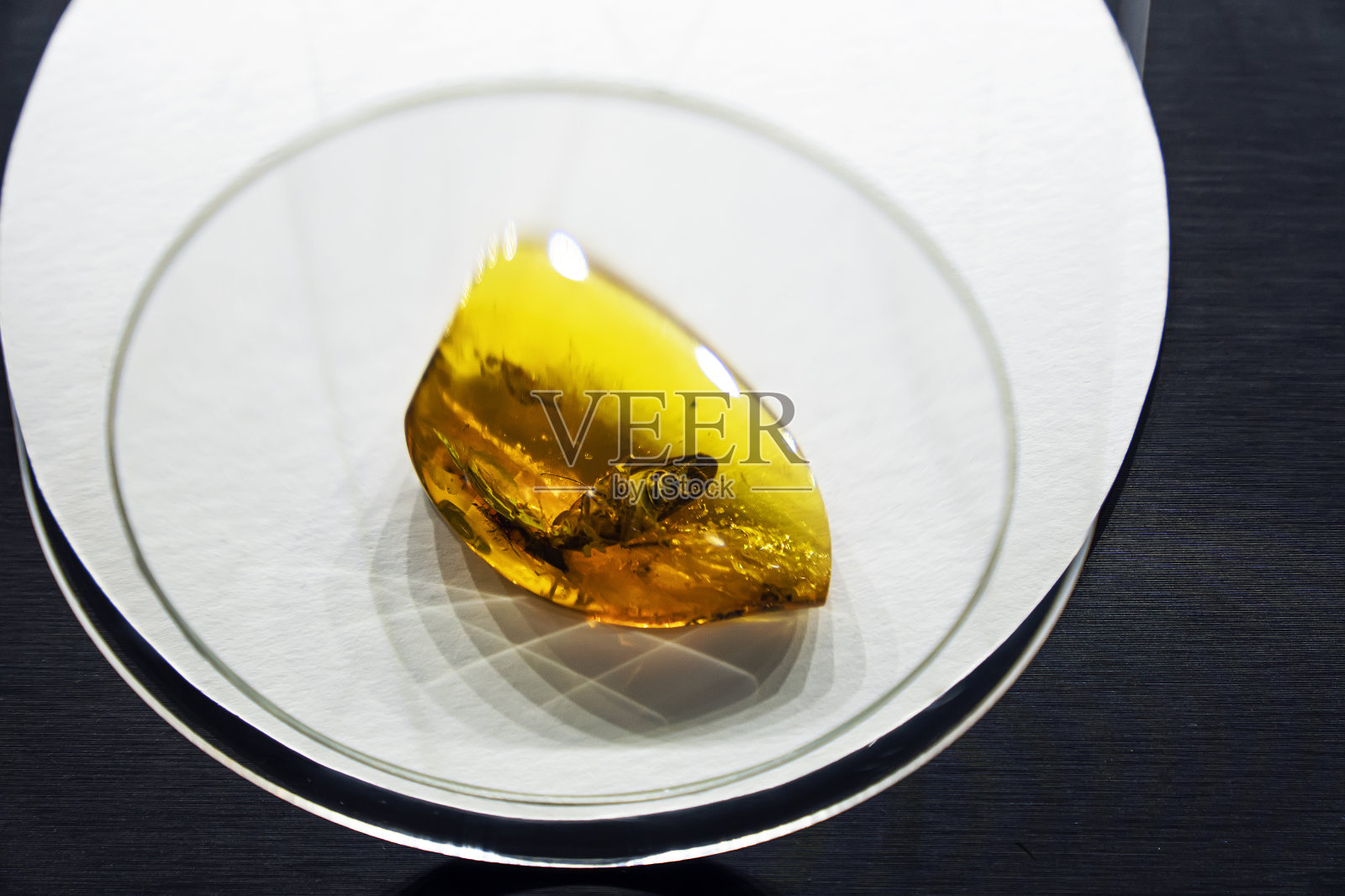 琥珀珠宝：桌子上的天然琥珀照片摄影图片