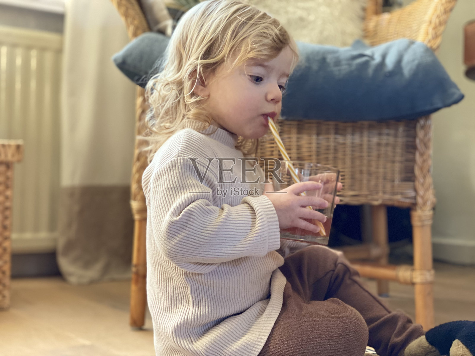 喝蹒跚学步的女孩照片摄影图片
