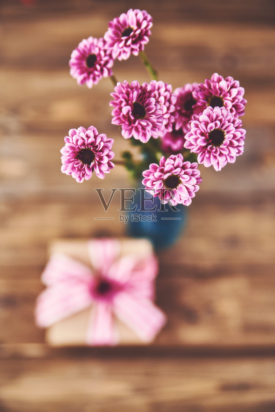 粉红色的花束与礼品盒包装和复制空间照片摄影图片