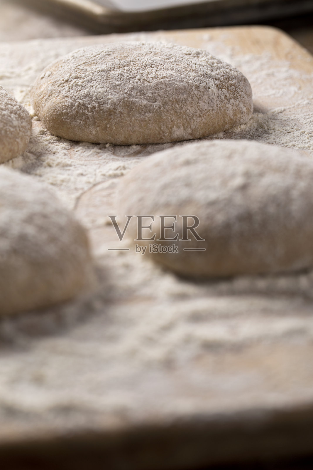 意大利脆皮面包或比萨生面团照片摄影图片