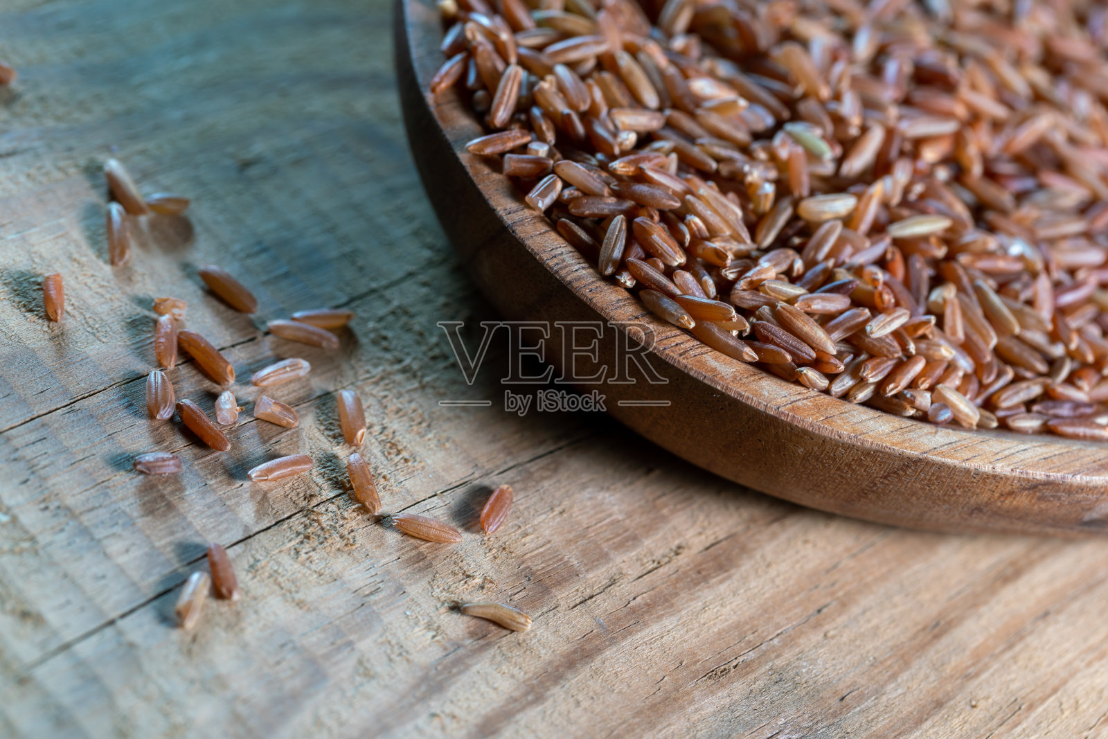 木桌上的红米麦片照片摄影图片