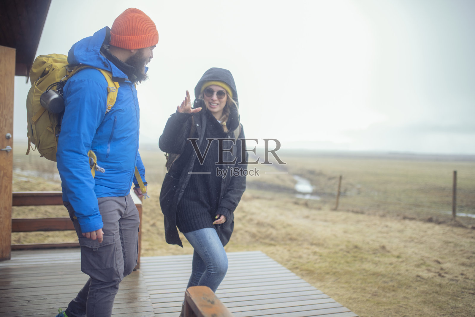 两个最好的朋友笑着，为他们终于来度假而高兴，一起去远足。ISL照片摄影图片