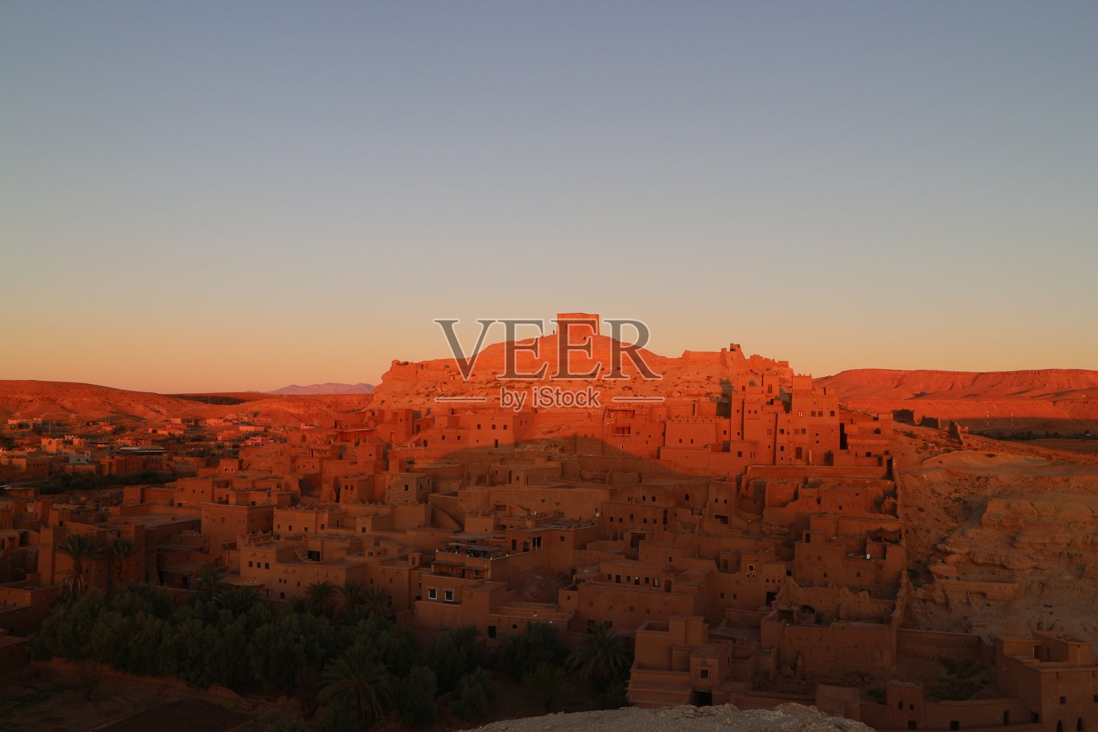 Aït-Ben-Haddou在日出的黄金时间照片摄影图片