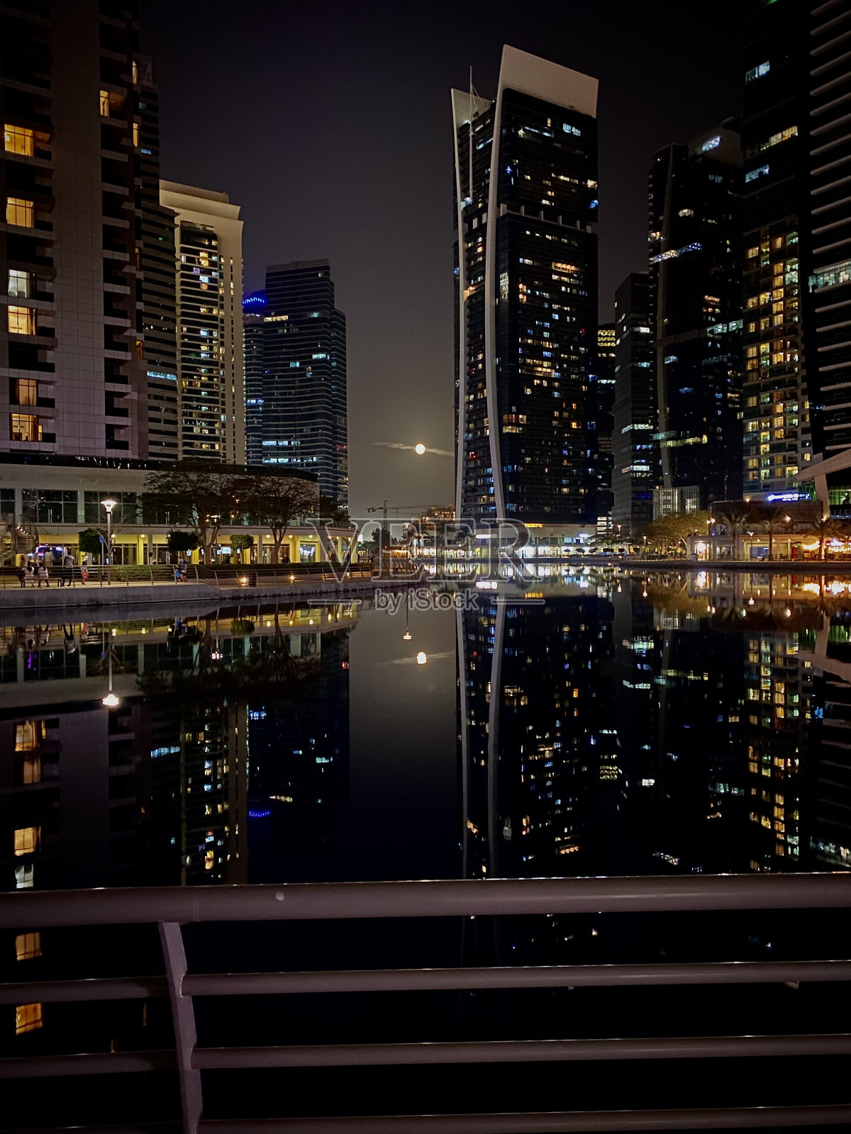 月亮在哪里？照片摄影图片