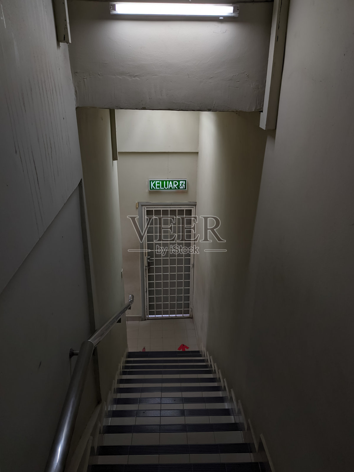 地下室的楼梯。照片摄影图片