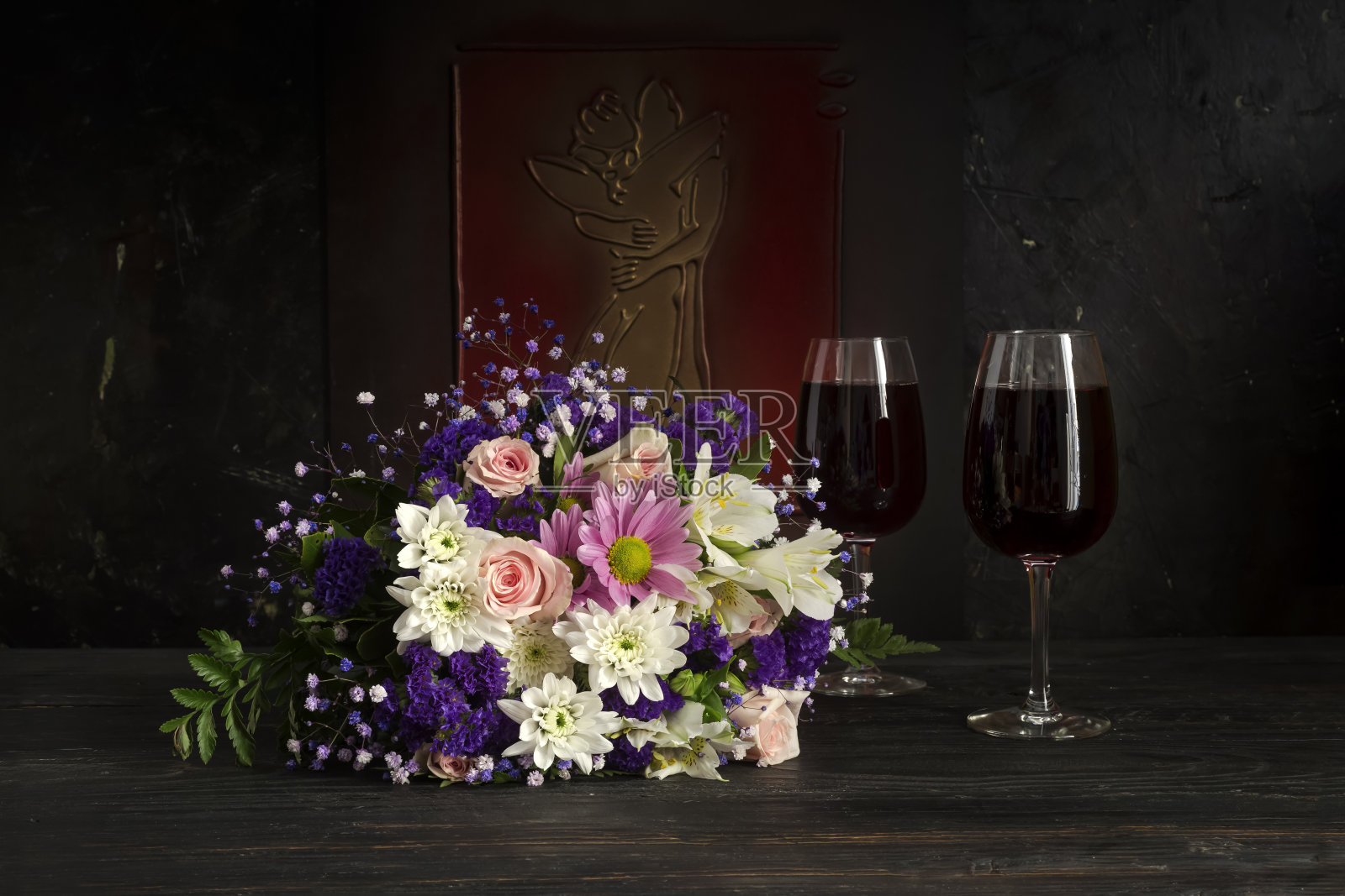 花束和两杯红酒的特写照片摄影图片