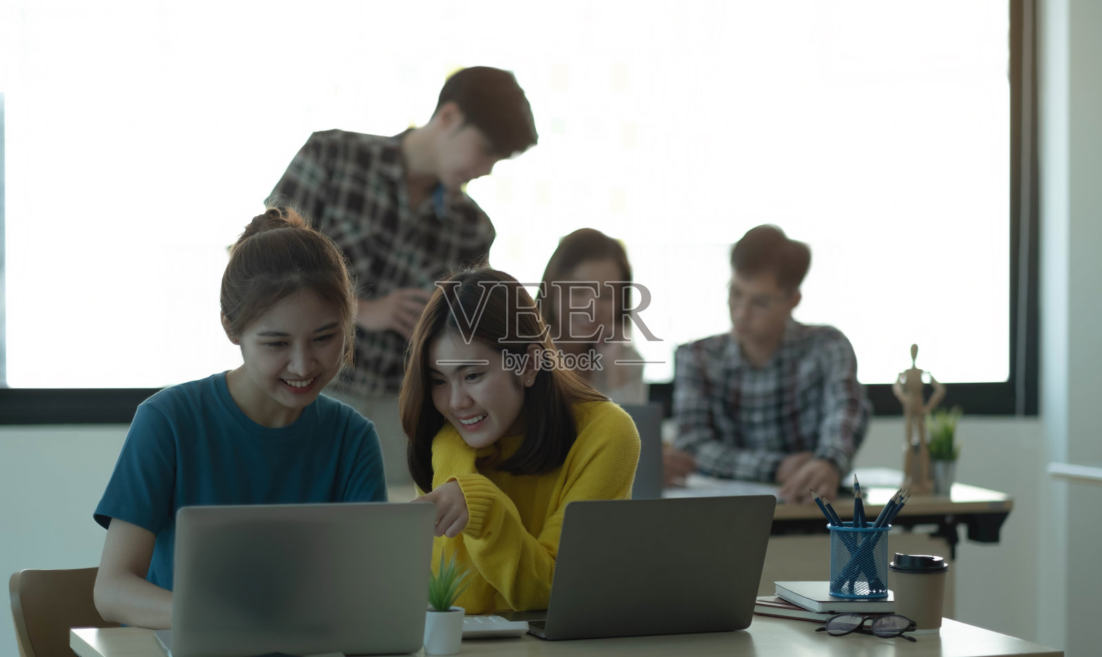 业务团队在临时会议室讨论和集思广益有关市场营销的想法。业务咨询的概念。照片摄影图片