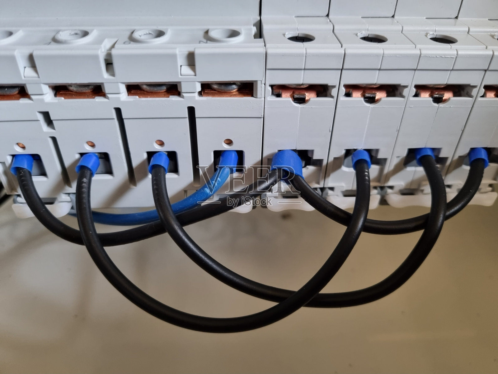 接线板上的电线照片摄影图片