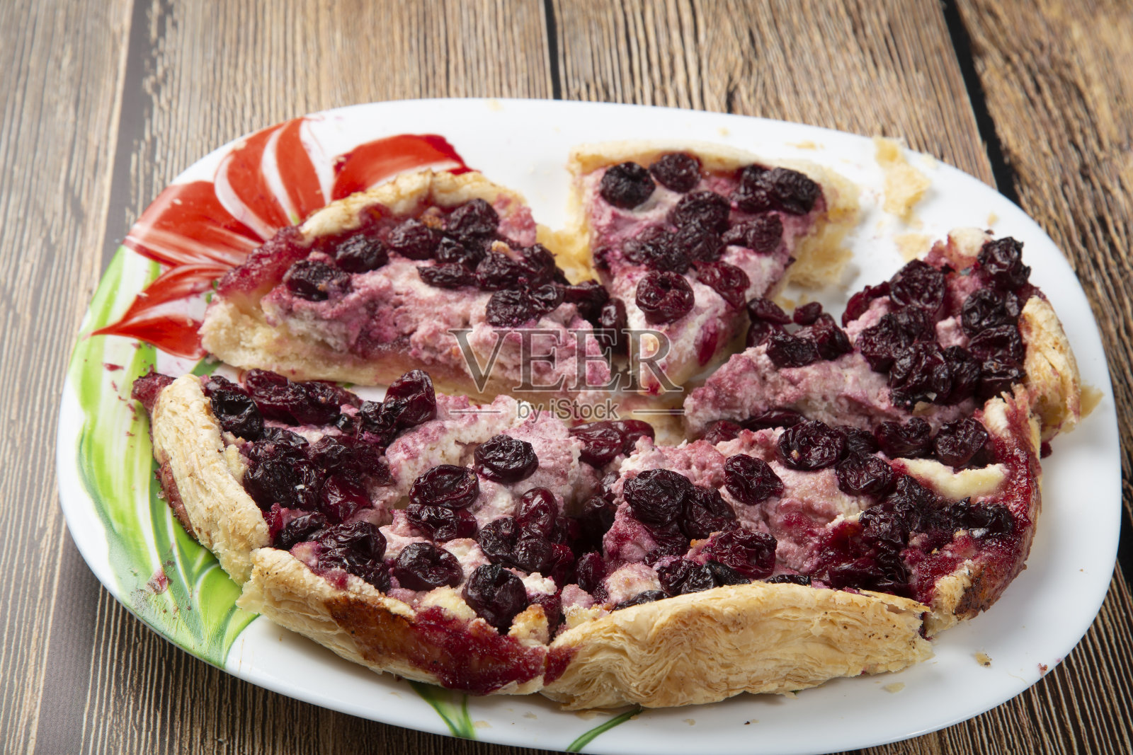 樱桃白软干酪馅饼。照片摄影图片