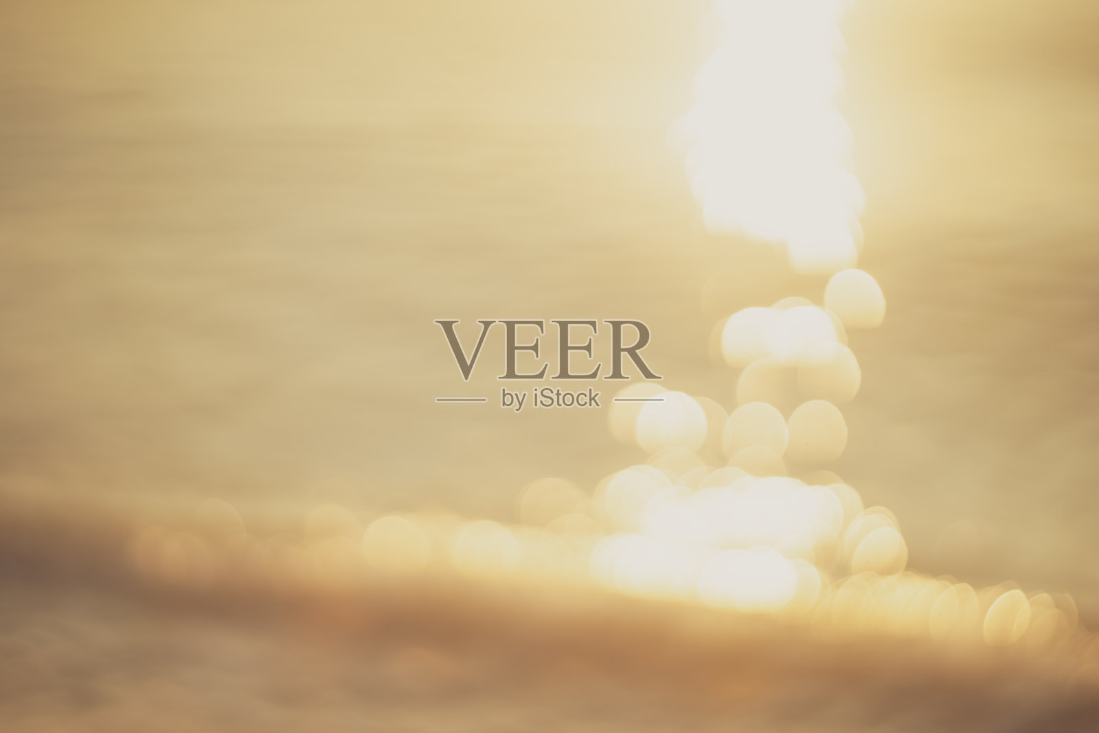 热带海滩与光滑的波浪和日落天空抽象的背景。复制空间的商务暑假和旅游冒险的概念。照片摄影图片