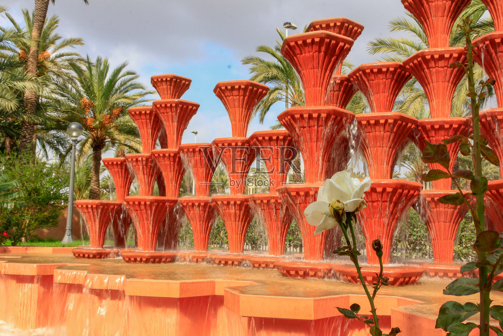 西班牙埃尔切：城市里著名的瀑布喷泉照片摄影图片