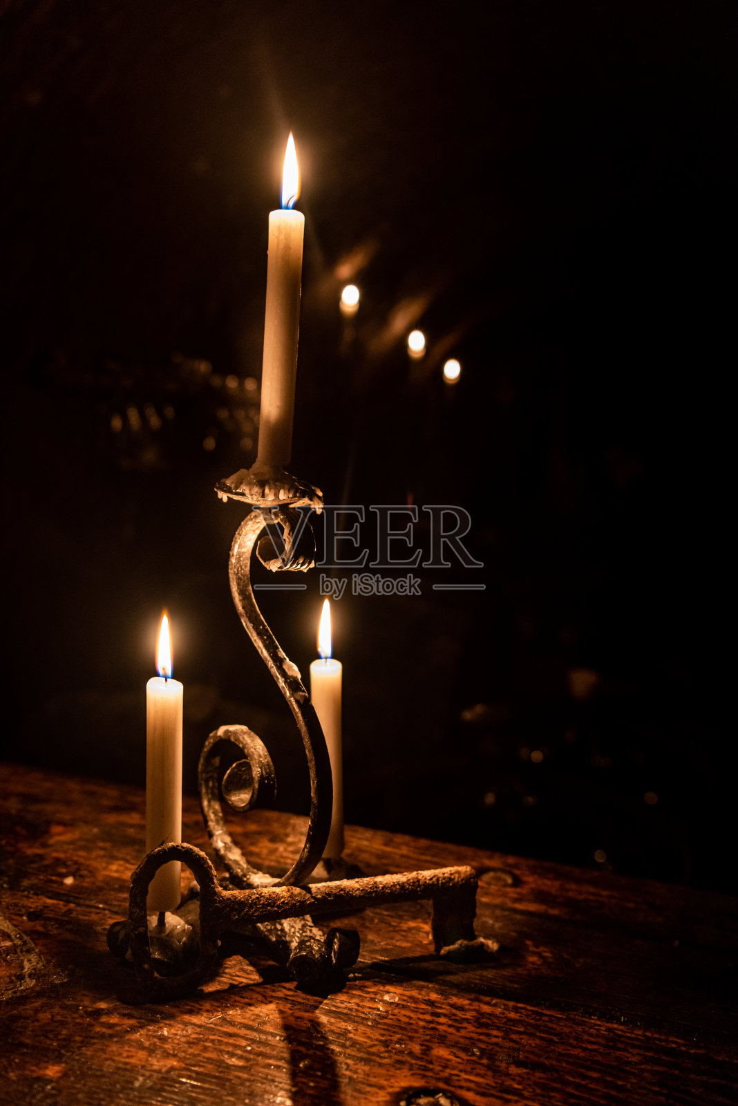 蜡烛架在桌子上照片摄影图片