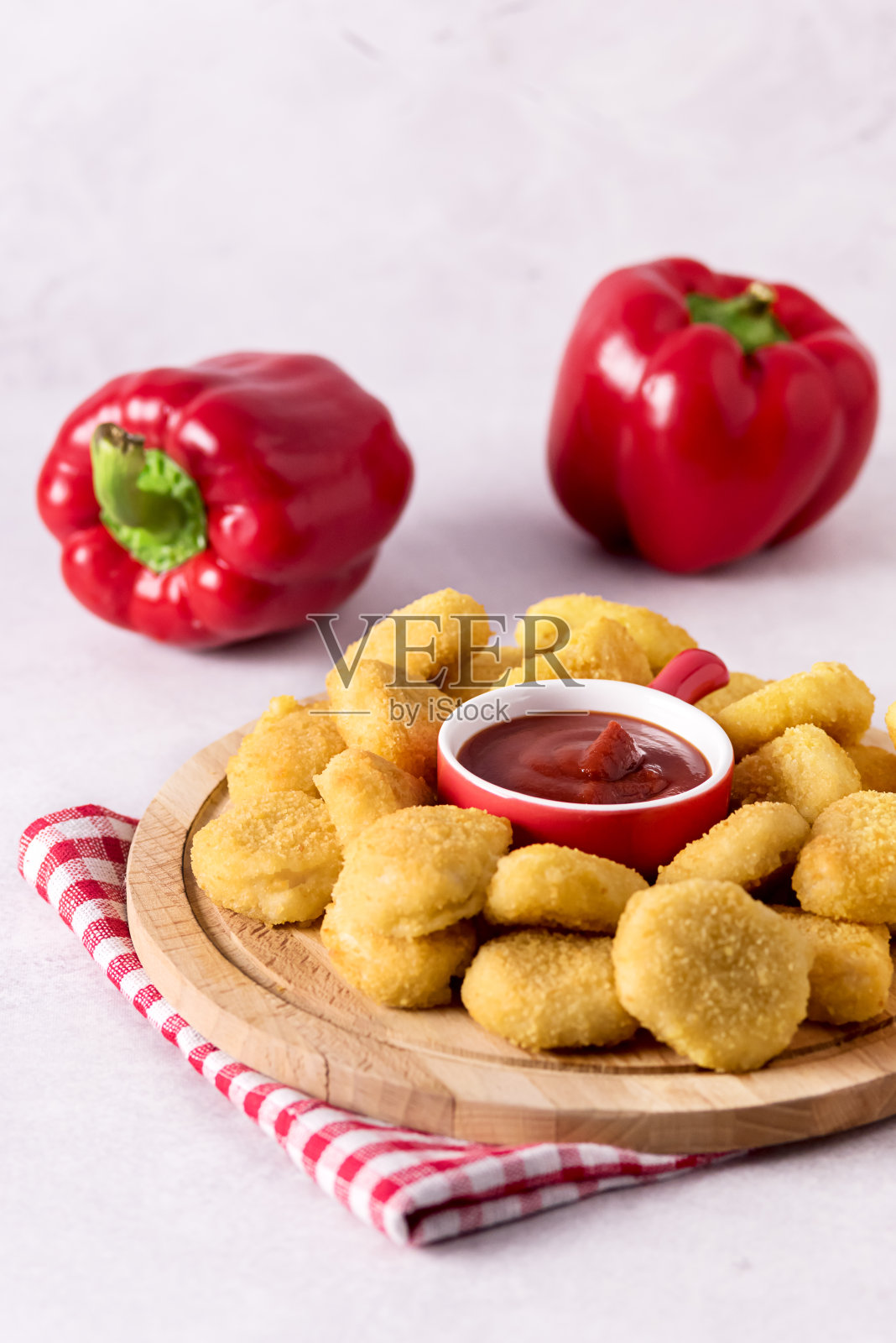 美味酥脆的炸鸡块与蕃茄酱在木板上美味的小吃垂直照片摄影图片