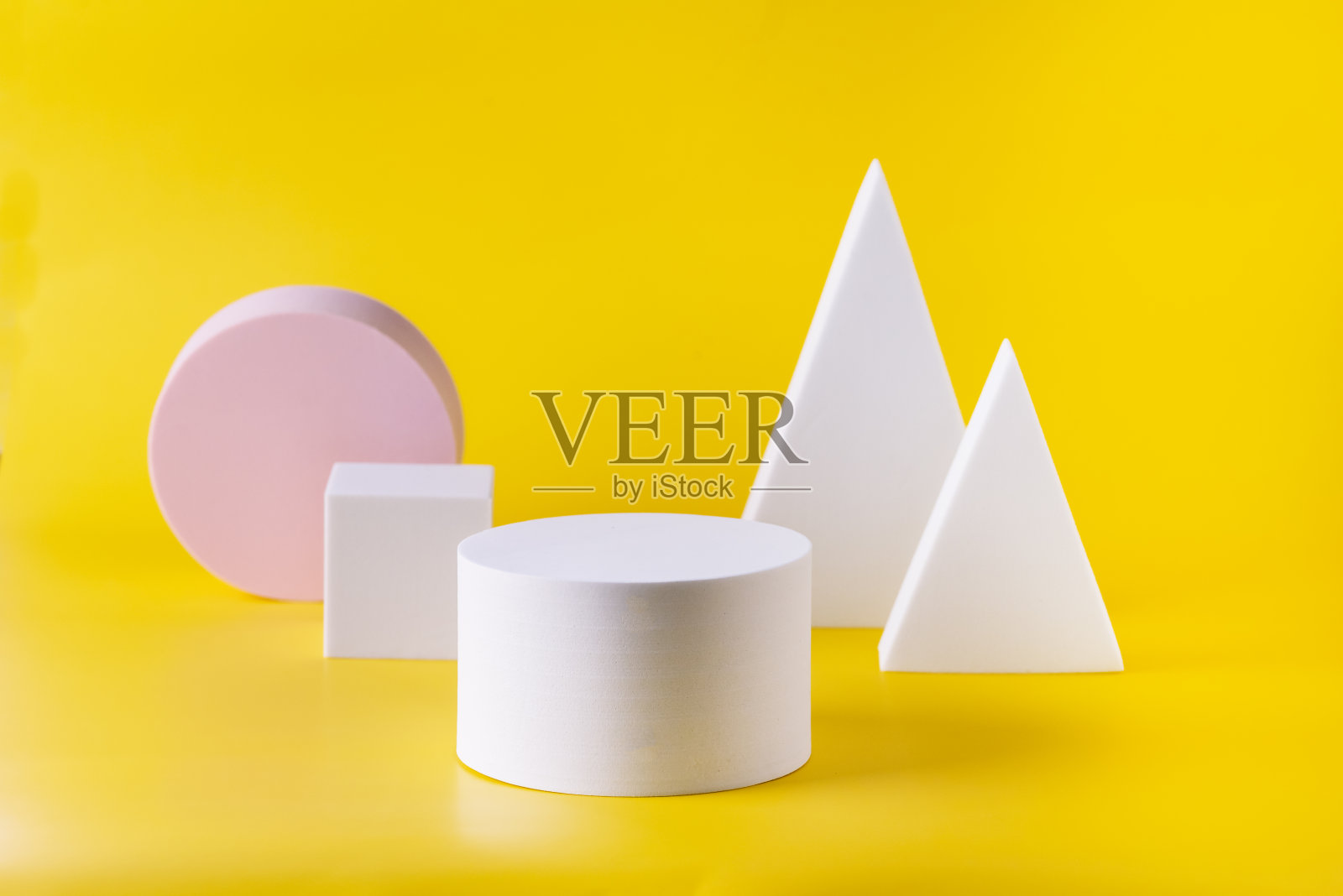 摘要最小场景空舞台和几何讲台在黄色背景底座上的化妆品产品和包装模型展示展示照片摄影图片