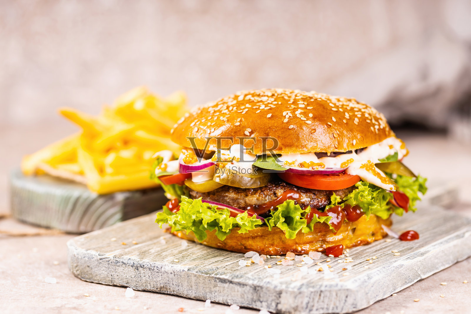 美味的烤汉堡。照片摄影图片