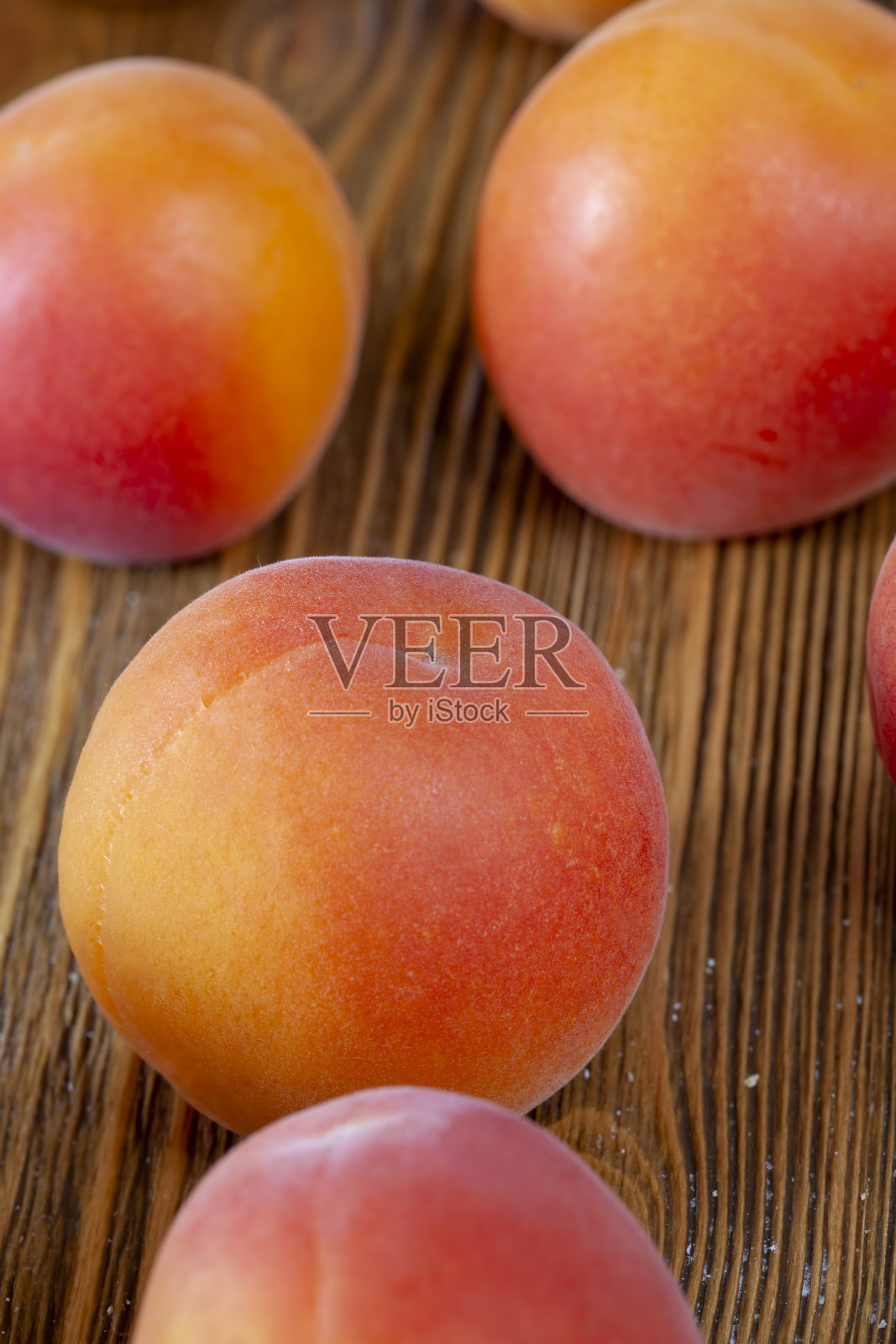 厨房的桌子上放着橙色的甜杏照片摄影图片