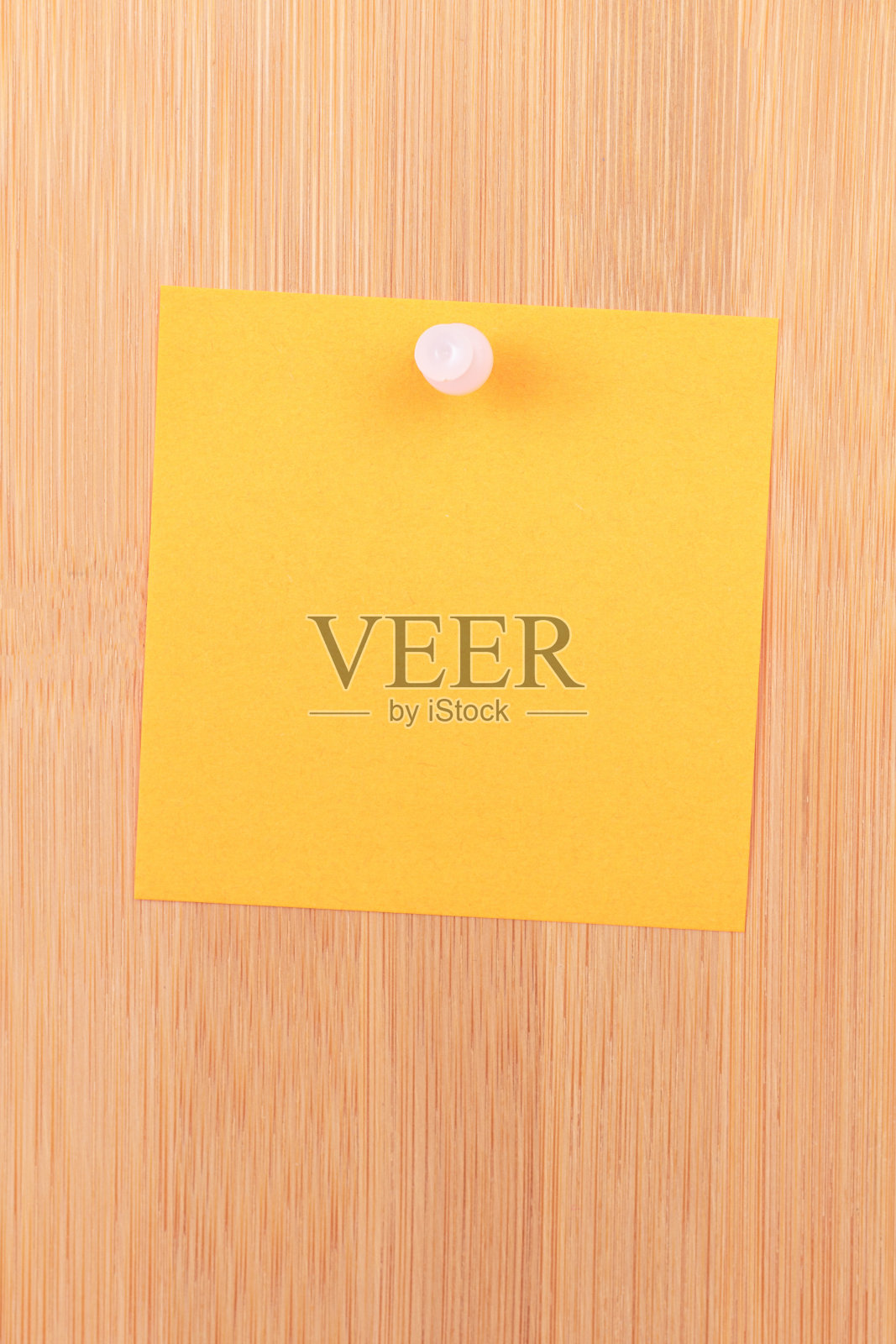 橙色的便利贴贴在木制的留言板上照片摄影图片