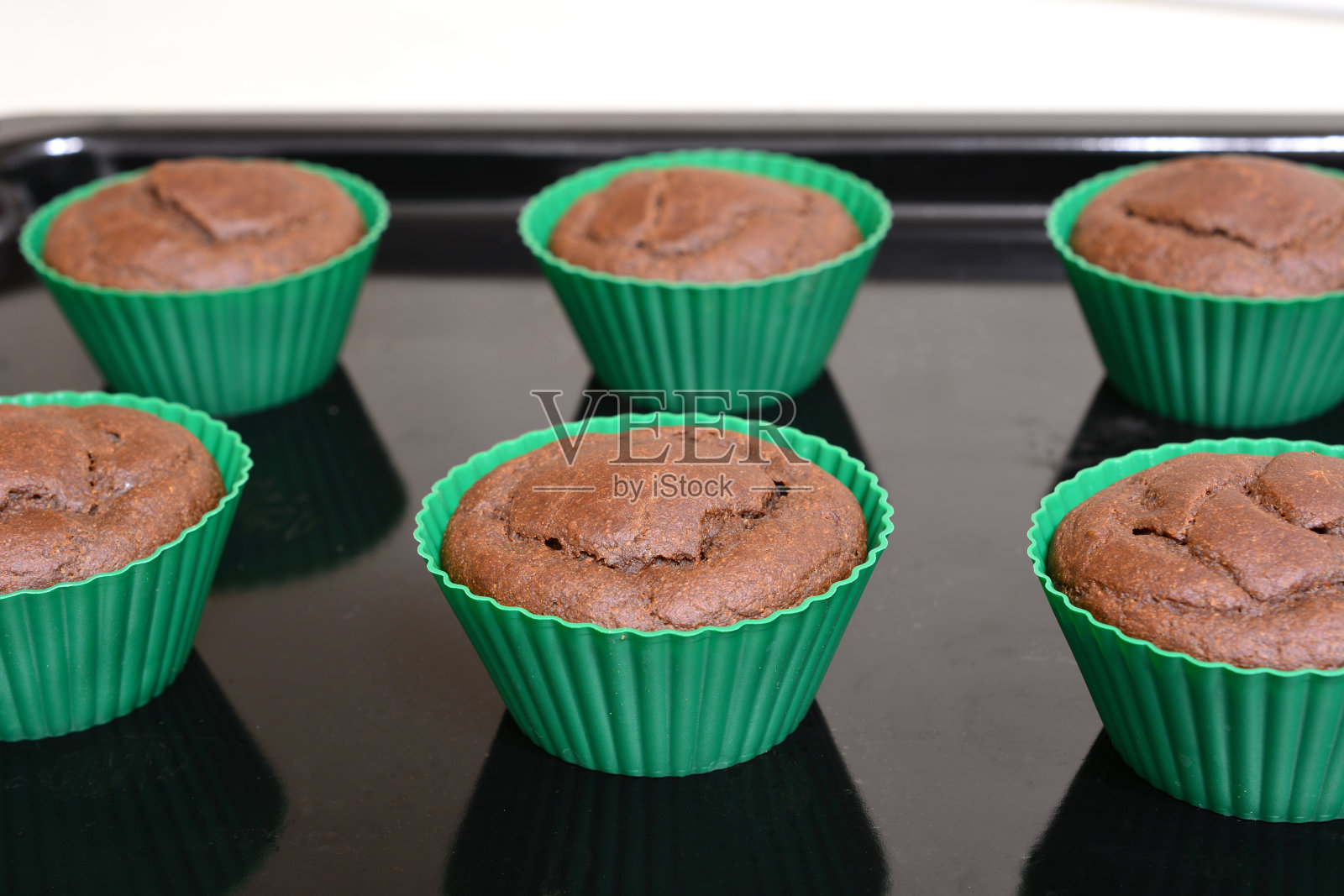 烤盘上硅胶形状的巧克力蛋糕，特写镜头照片摄影图片