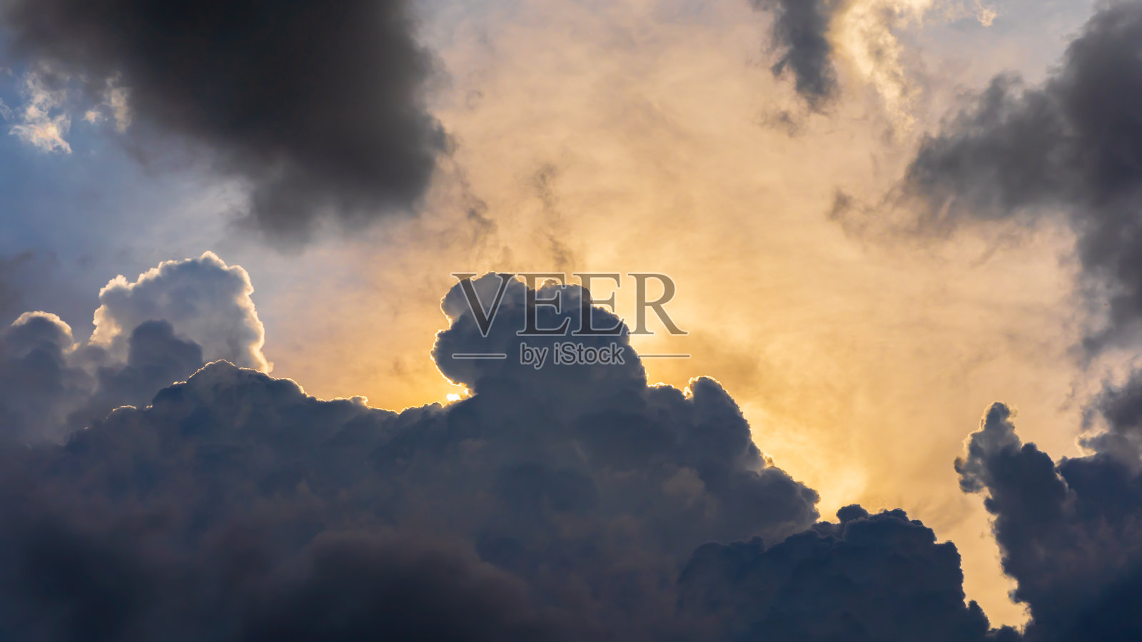 傍晚的天空有彩云照片摄影图片