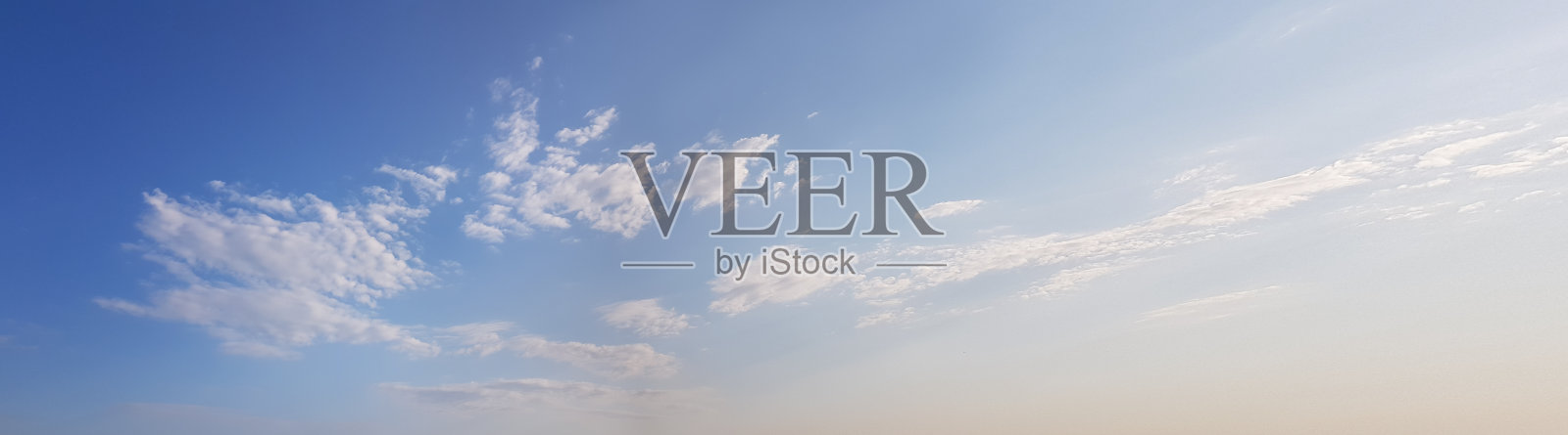 晴朗的一天，蓝天背景与白云的全景图照片摄影图片