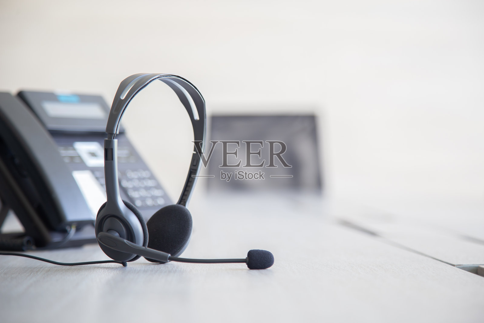 通信支持，呼叫中心和客户服务帮助台。电话键盘上的VOIP耳机。照片摄影图片