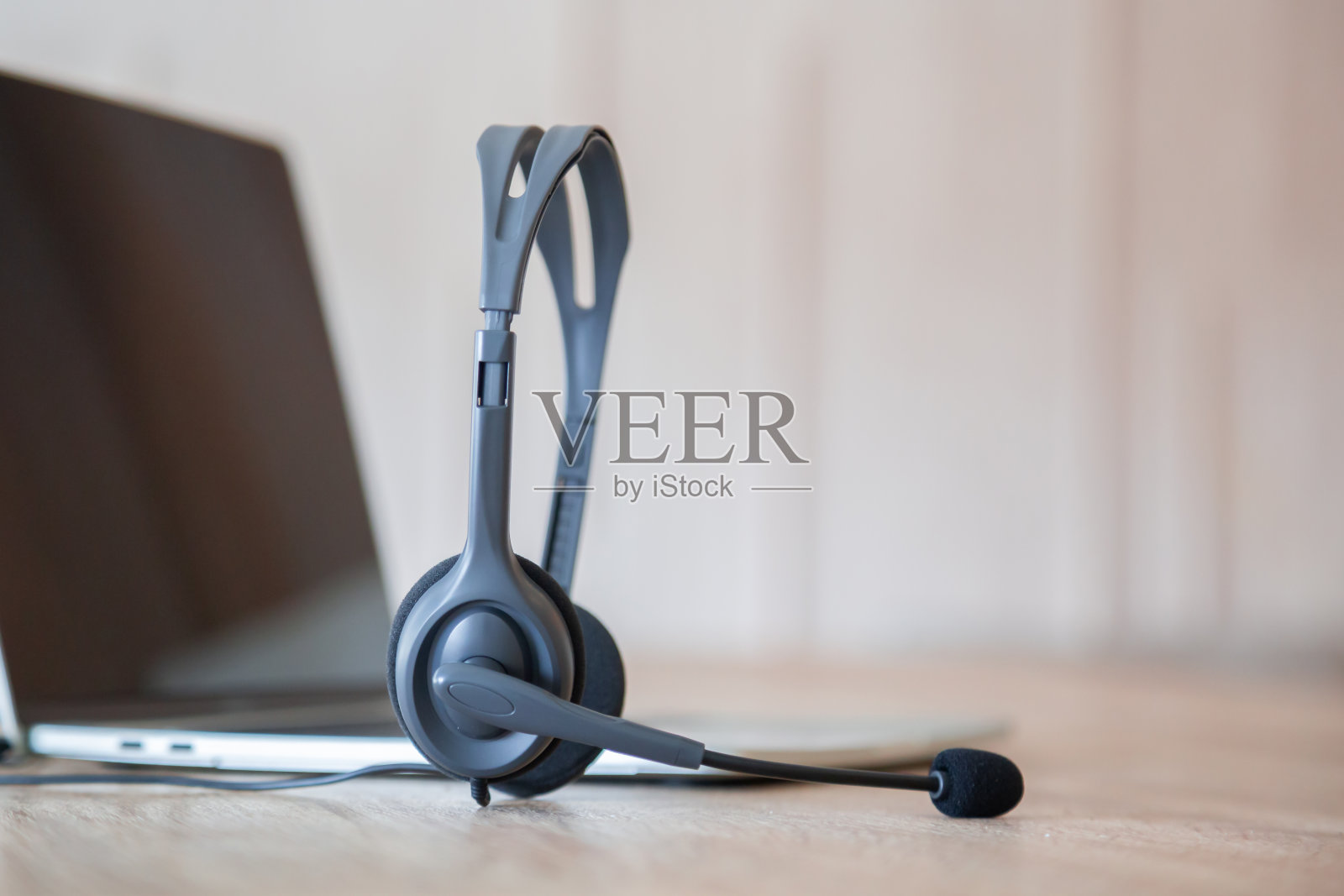 通信支持，呼叫中心和客户服务帮助台。电话键盘上的VOIP耳机。照片摄影图片