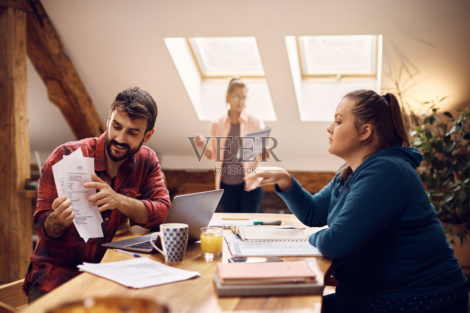 大学室友一起为即将到来的考试学习。照片摄影图片