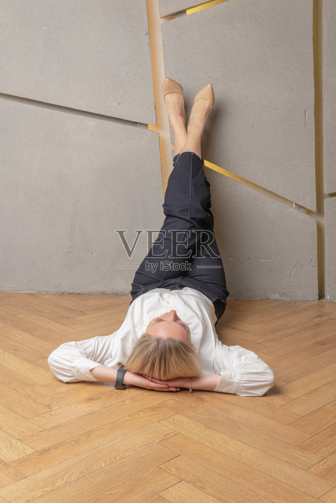 54、躺到脚上轻放松躺美人的人，为轻松闲散，为凉爽闲散，为舒展舒展。浪费家用模型，沙发照片摄影图片