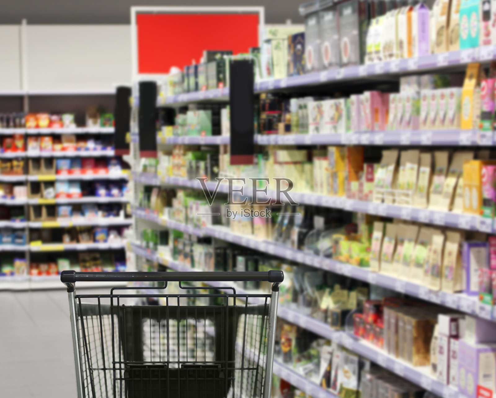 空荡荡的超市里空荡荡的购物车照片摄影图片