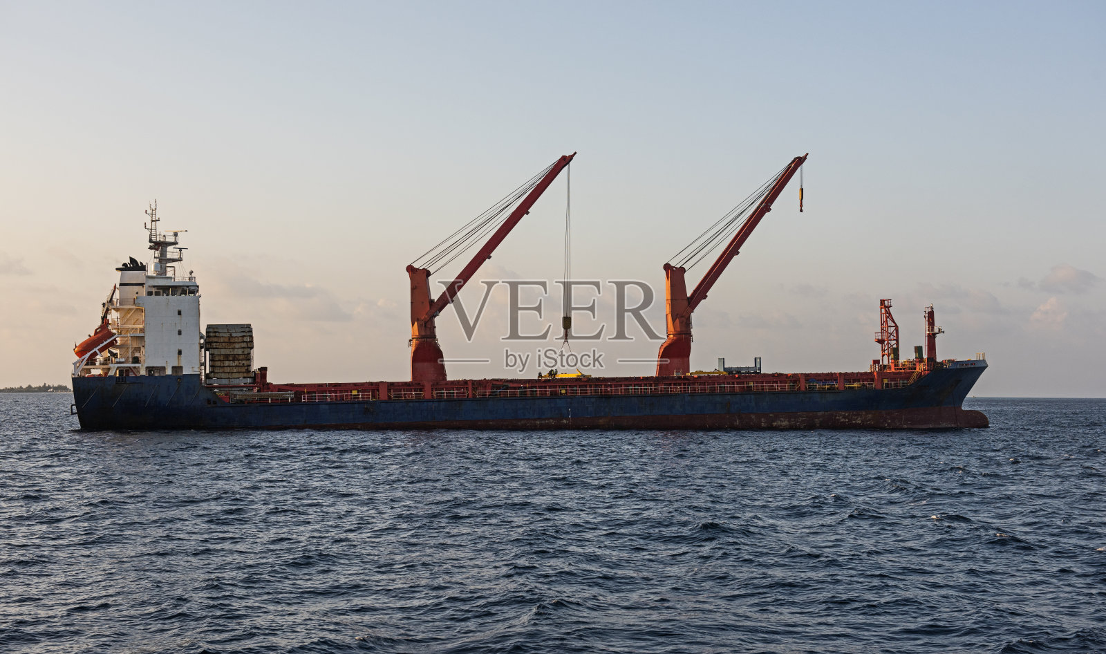 在公海上抛锚的大型货船照片摄影图片