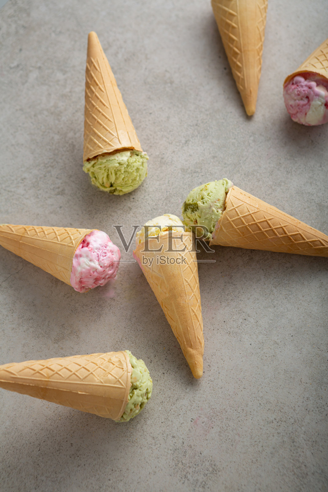 一套华夫饼绿粉香草冰淇淋球照片摄影图片