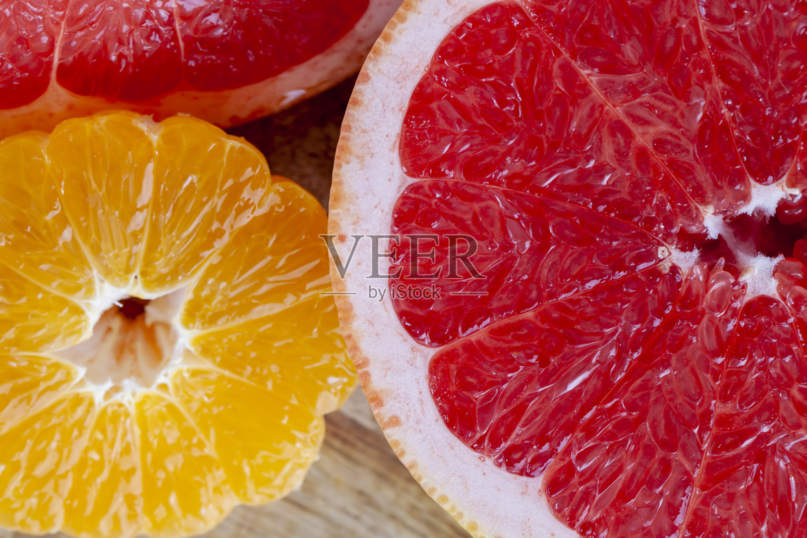 熟透的红葡萄柚，切成小片照片摄影图片