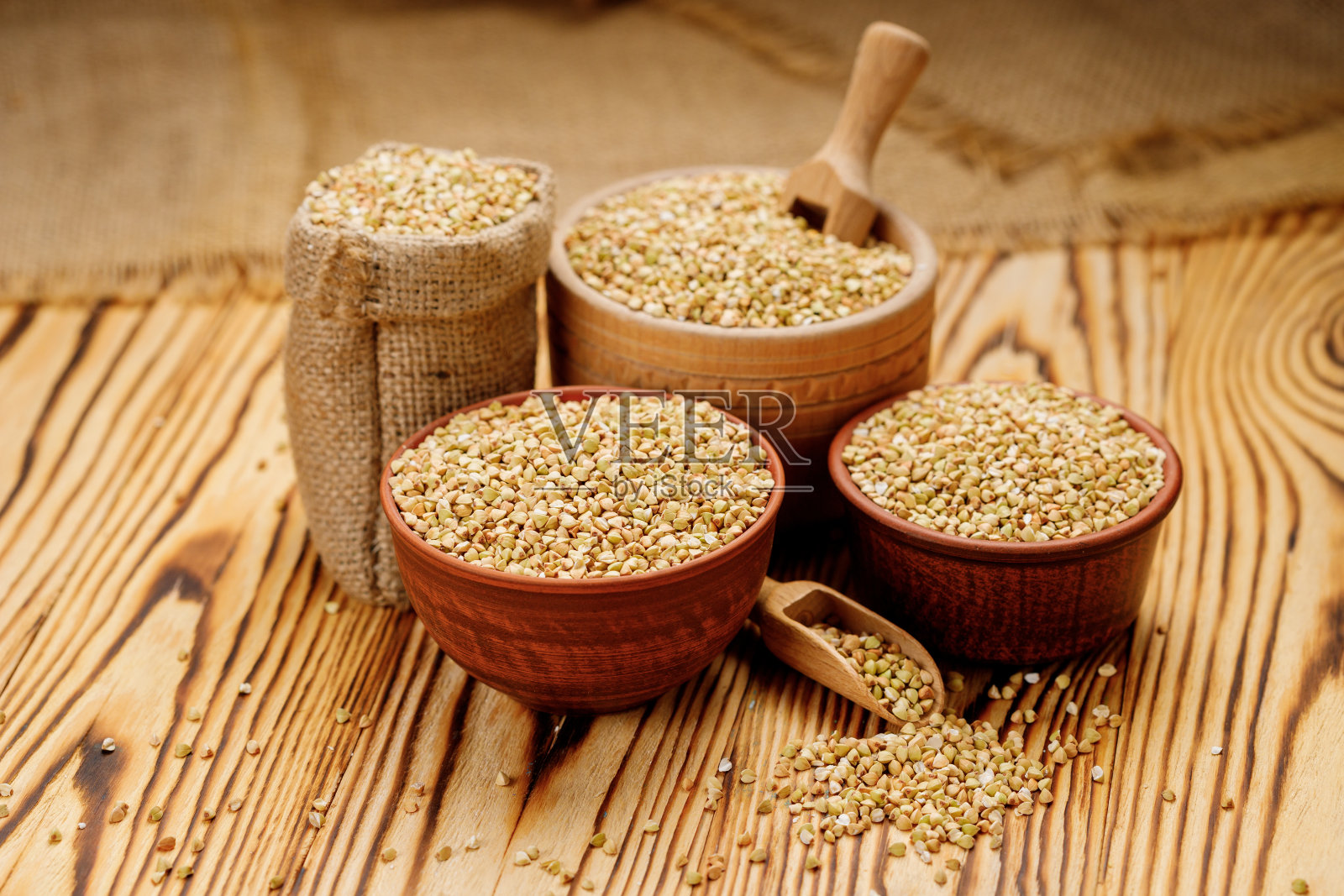 荞麦粥在碗和袋子在木制背景。高质量的照片照片摄影图片