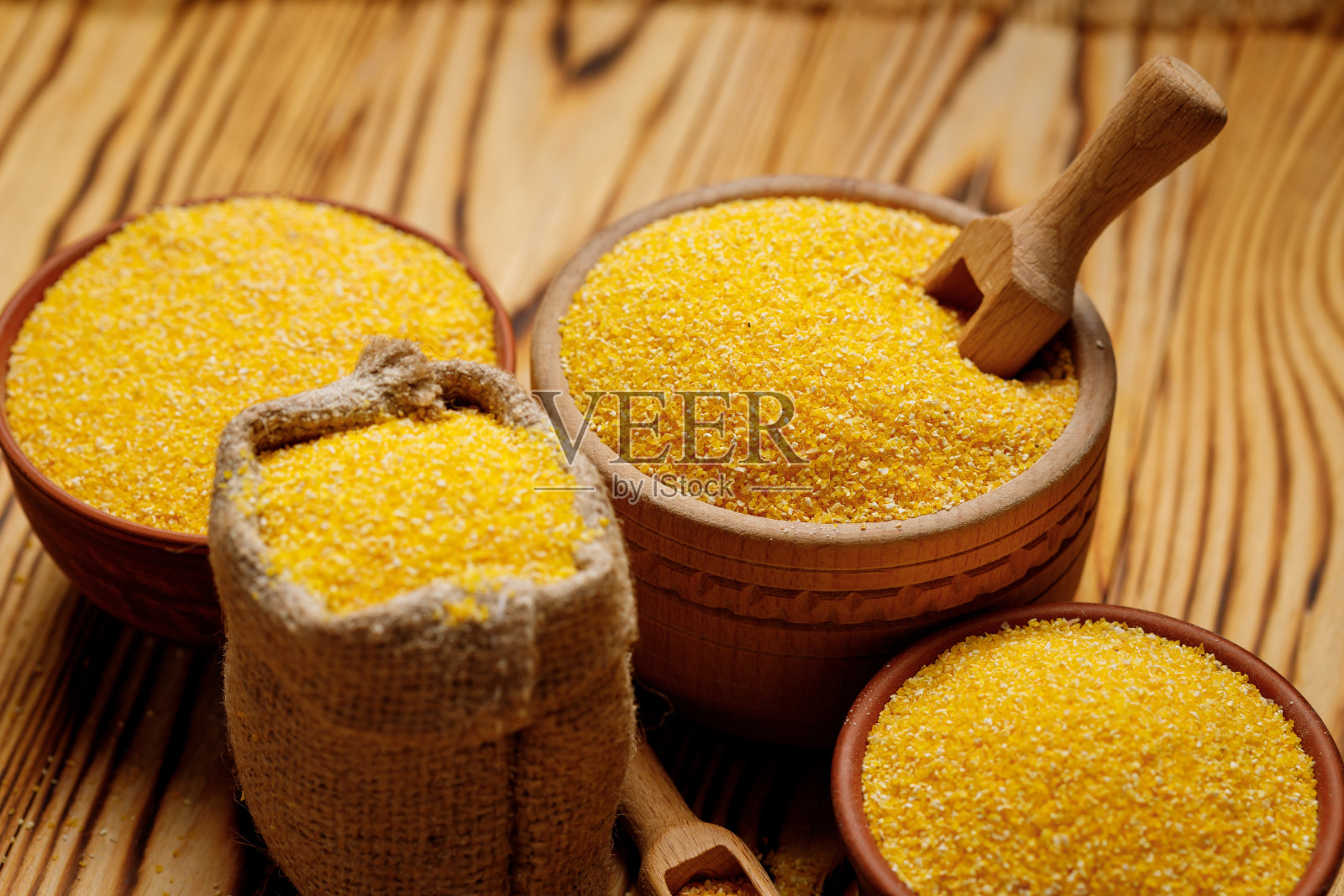 在木制背景的碗和袋子里的谷物。高质量的照片照片摄影图片