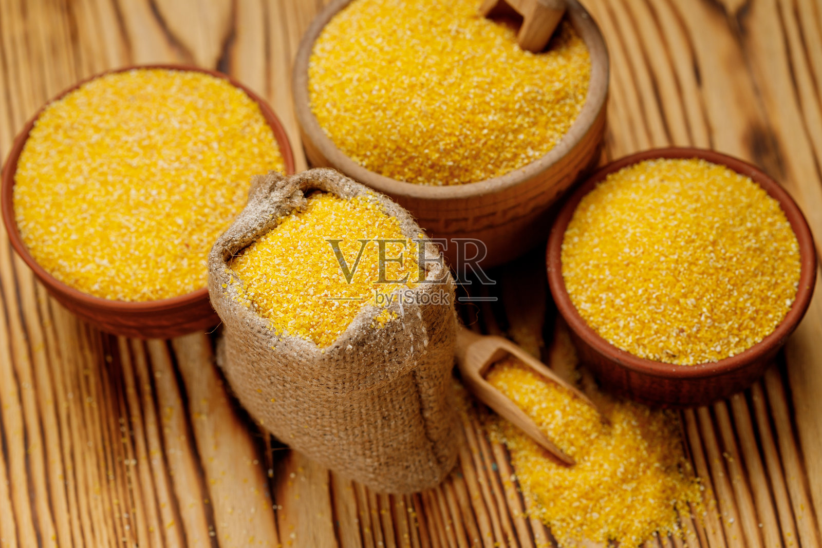 在木制背景的碗和袋子里的谷物。高质量的照片照片摄影图片