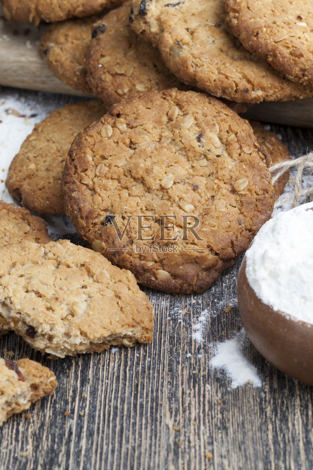 小麦燕麦饼干配花生，特写镜头照片摄影图片
