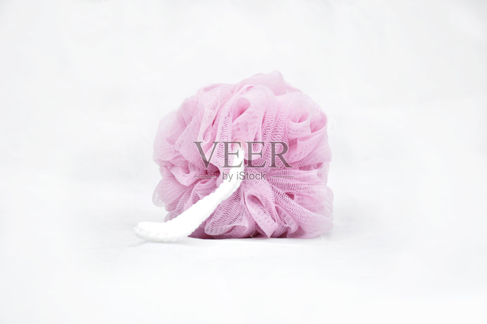 沐浴海绵在白色的背景上照片摄影图片