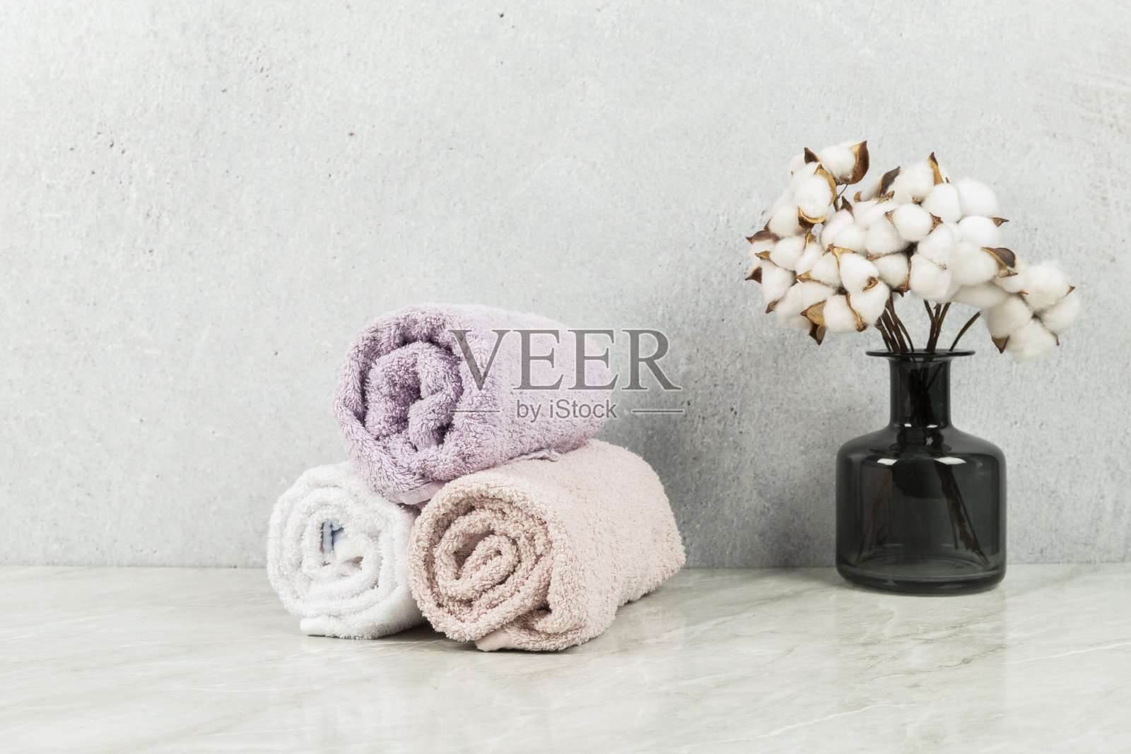 毛巾放在大理石地板上，旁边是棉布照片摄影图片