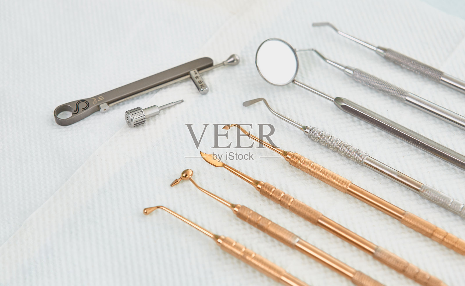 牙科镜，锄头，镰刀，解剖刀，探针和其他不锈钢工具。照片摄影图片