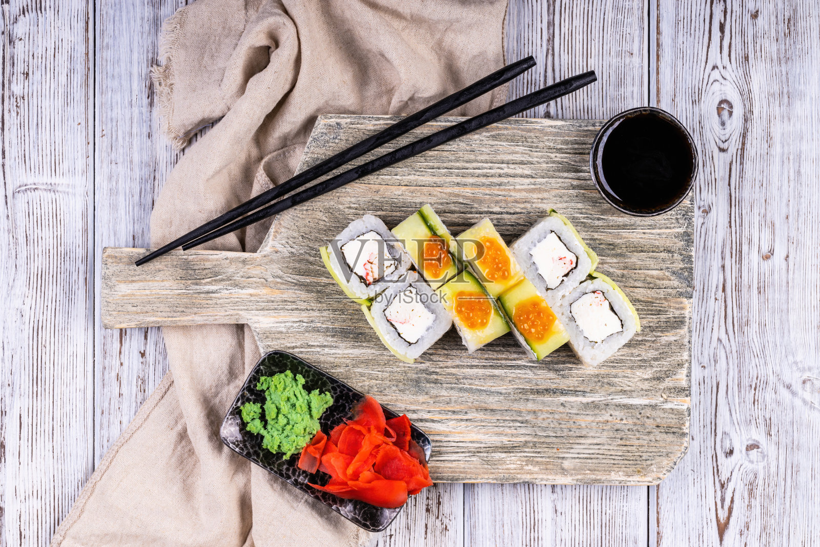 新鲜的寿司卷。日本传统食物。照片摄影图片