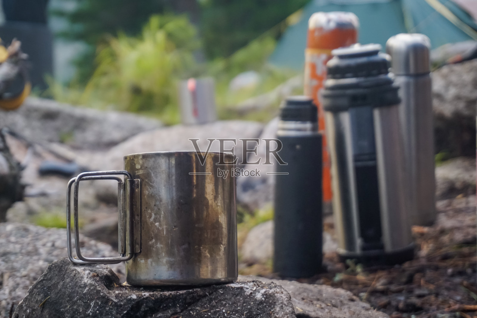 在大自然中徒步旅行的马克杯和热水瓶照片摄影图片