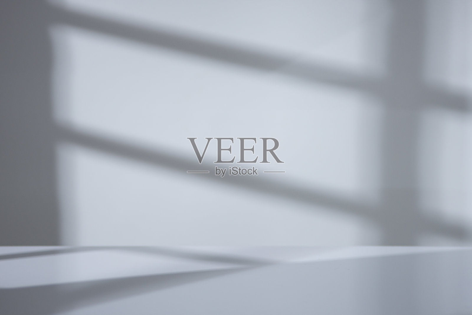 窗口光和阴影下降在白色的墙壁背景照片摄影图片