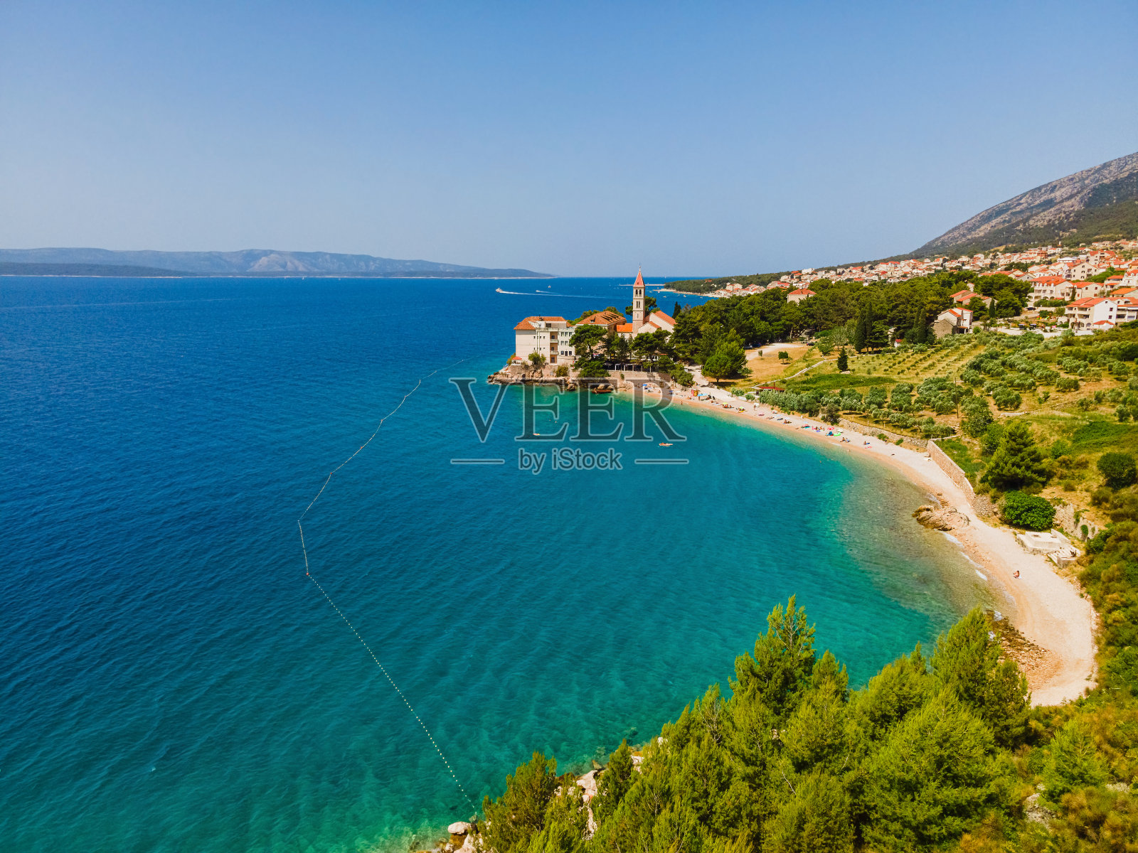 克罗地亚，布拉克岛，波尔。鸟瞰亚得里亚海上的卵石滩和多米尼加修道院照片摄影图片