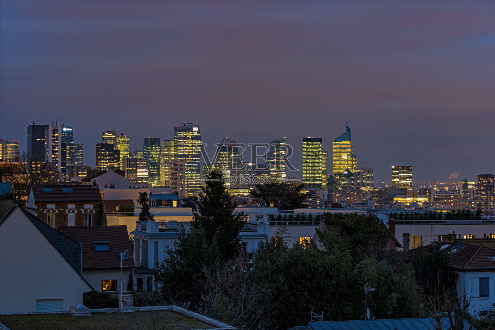 拉德芳斯区的屋顶上有开明的塔楼照片摄影图片