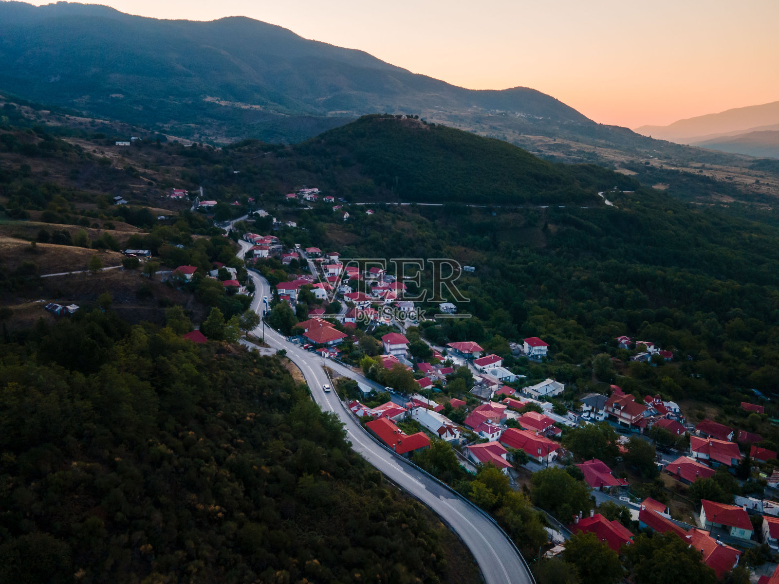 鸟瞰塞萨利山的希腊村庄照片摄影图片