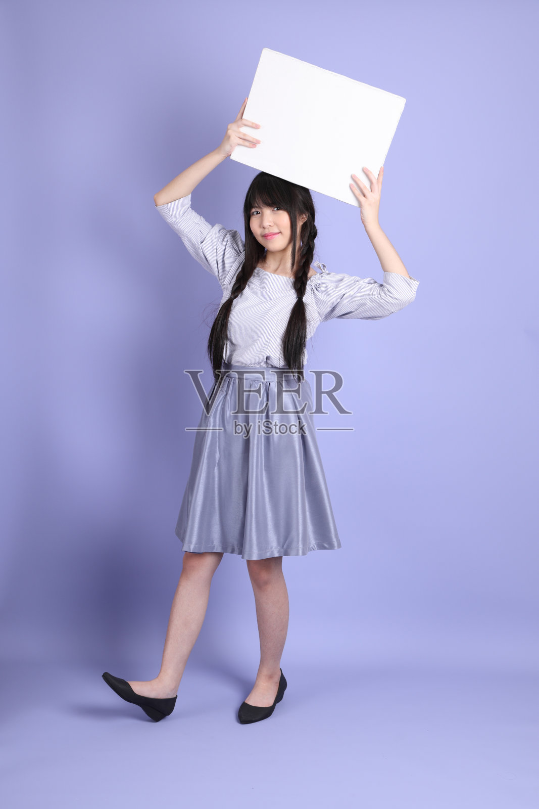 紫色的预科生女孩照片摄影图片